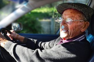 Jaký věk stanoví EU jako maximální, kdy senioři odevzdají řidičské průkazy? Nová pravidla začnou platit už letos, v roce 2025